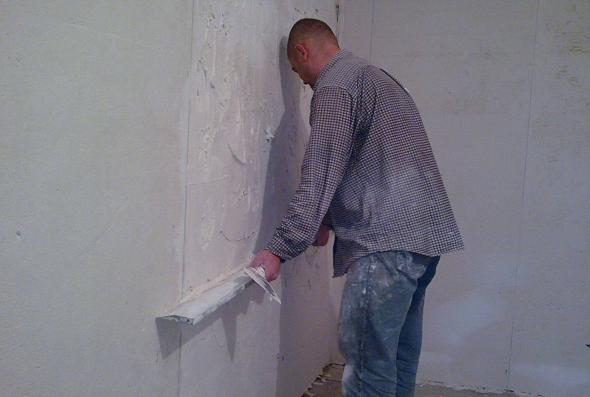 Выравнивание стен гипсокартоном: как выровнять стены своими руками – каркасная и безкаркасная техника выравнивания стен гипсокартоном