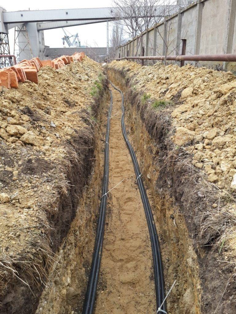 Как проложить кабель в траншее под землей согласно правилам