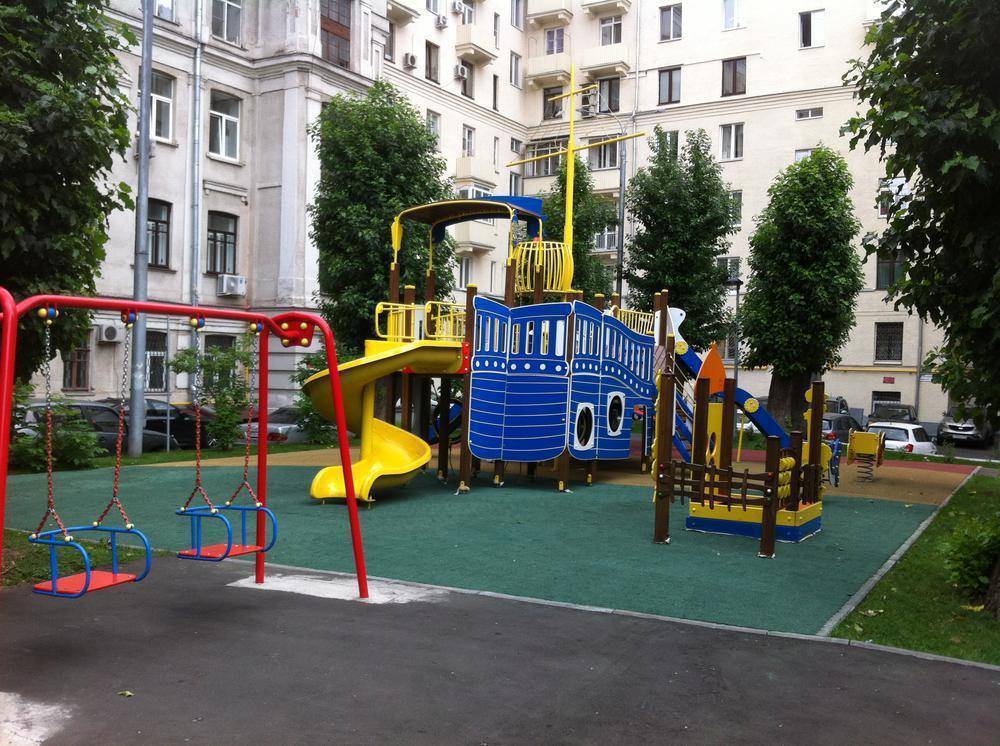Детская площадка на придомовой территории – требования по установке