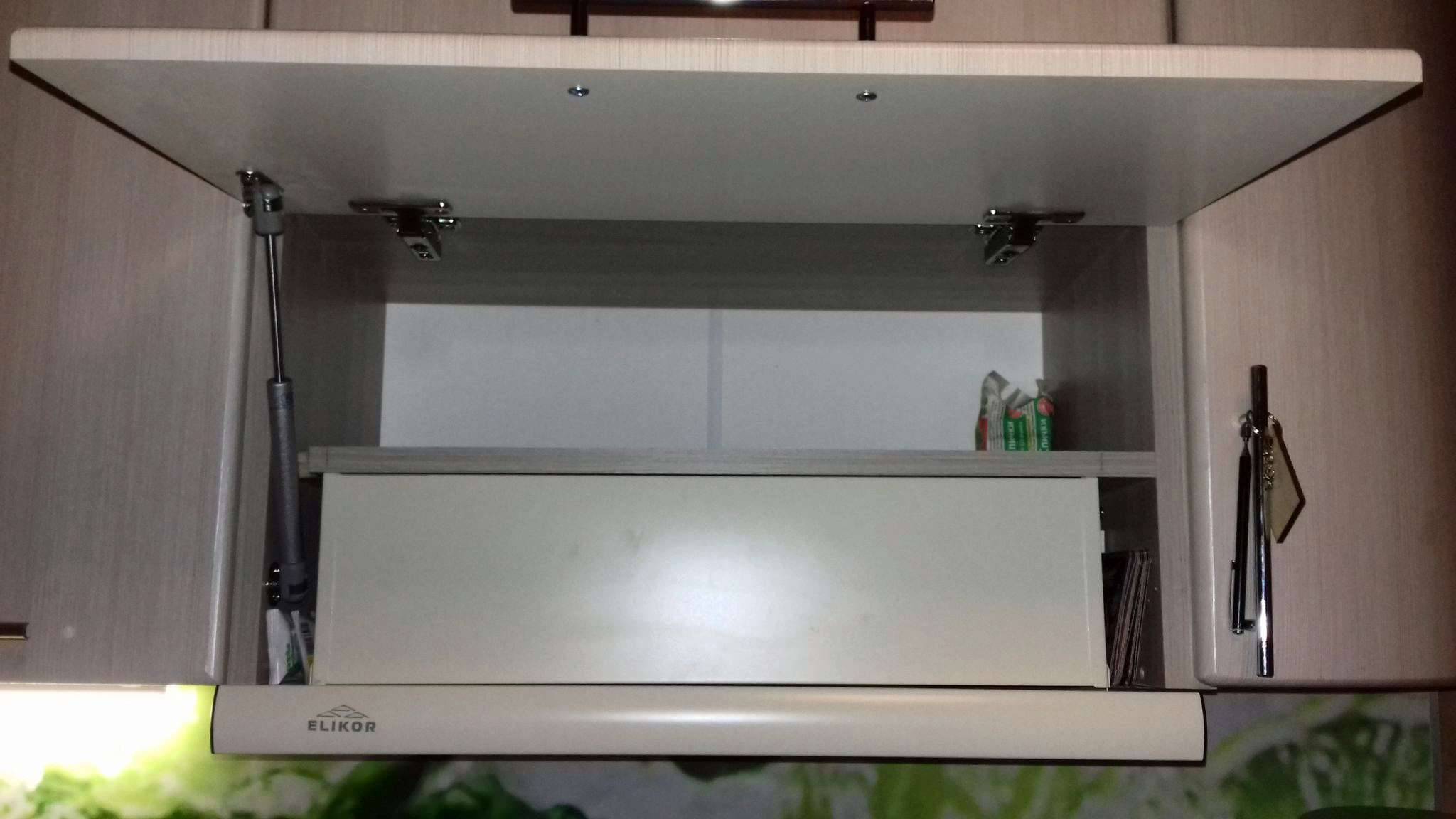 Незаменимая вещь на кухне: встроенная в шкаф вытяжка 60 см