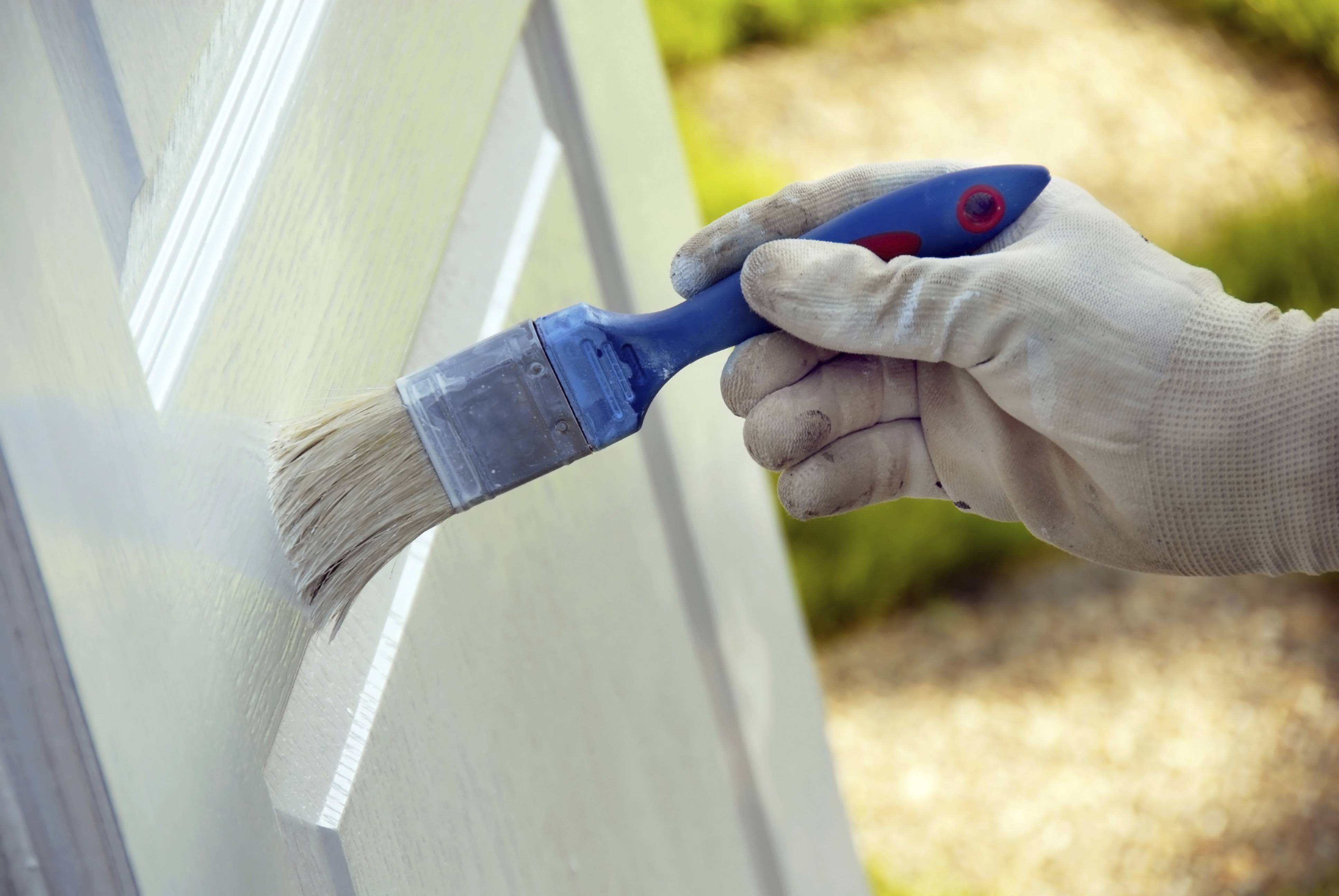 Покраска деревянных окон: необходимые материалы и пошаговый процесс