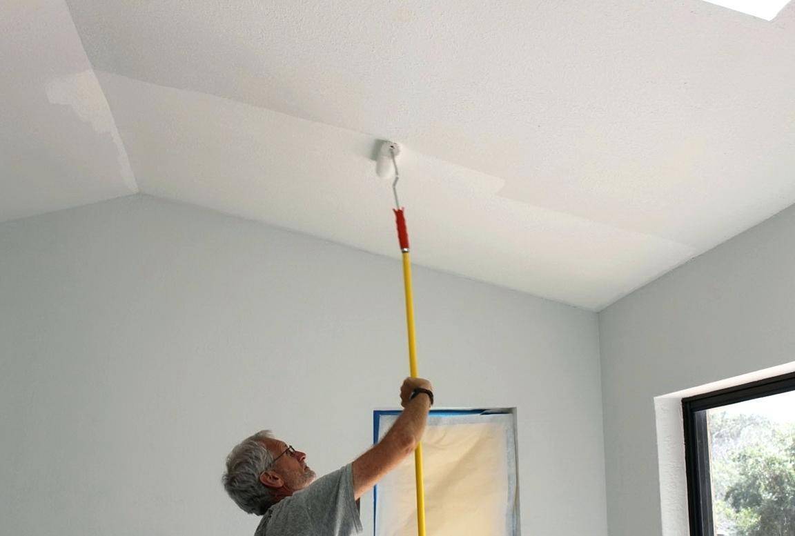 Как покрасить потолок водоэмульсионной краской - рекомендации мастера