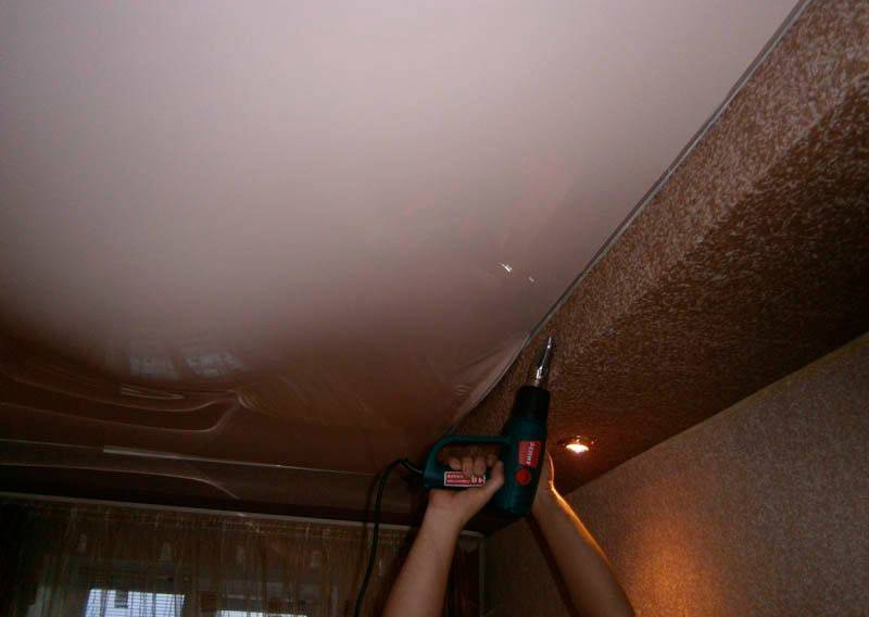 Как провисают натяжные потолки и как это исправить в доме и квартире? причины: от температуры, воздуха, воды и предметов - обзор
