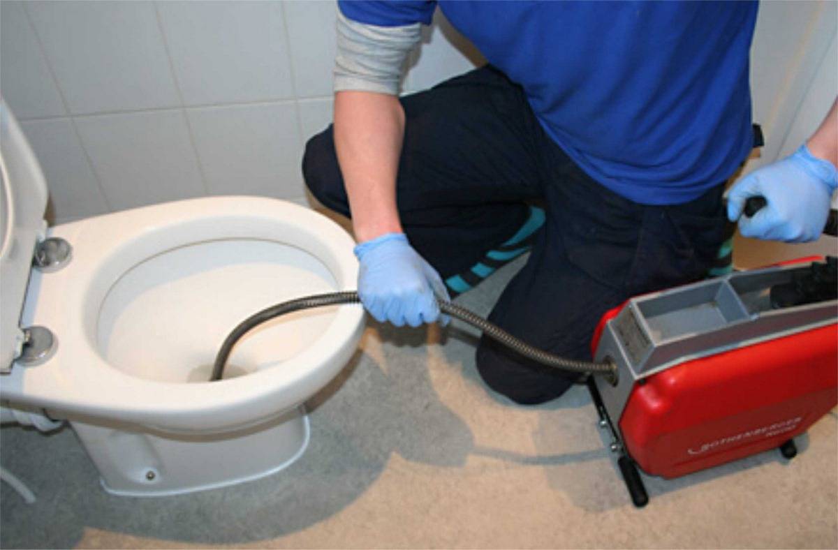 Как прочистить канализацию в частном доме и квартире своими руками