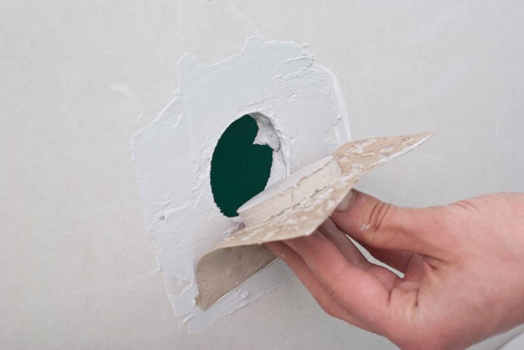 Как заделать дыру в гипсокартоне на стене и потолке: способы устранения отверстий разных размеров (видео)