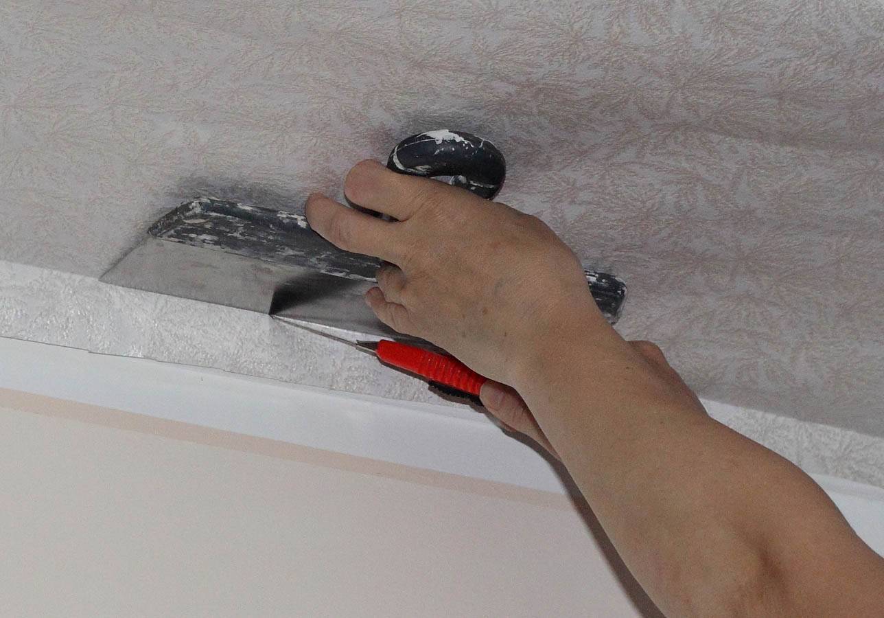 Как клеить обои на потолок — весь процесс в статье-инструкции