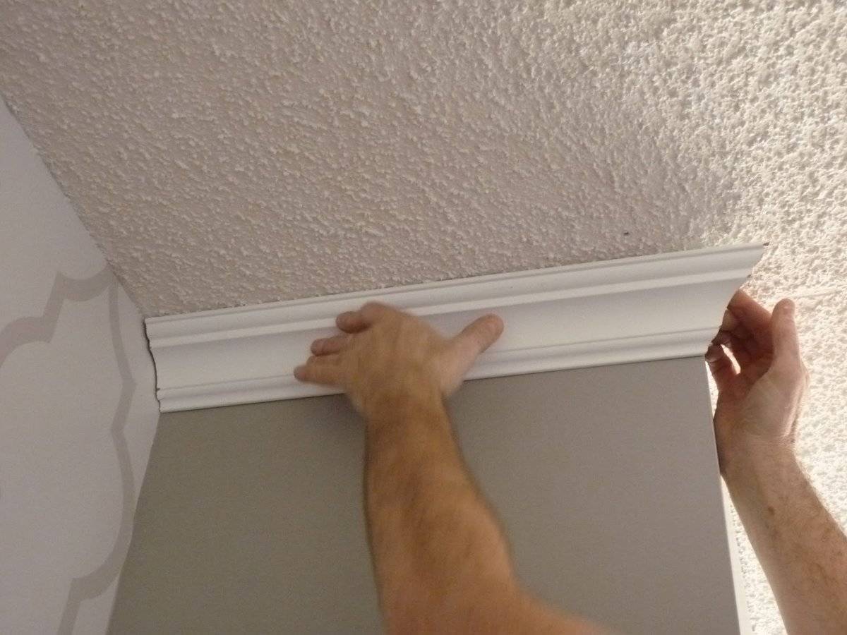 Как приклеить потолочный плинтус к натяжному потолку своими руками | онлайн-журнал о ремонте и дизайне