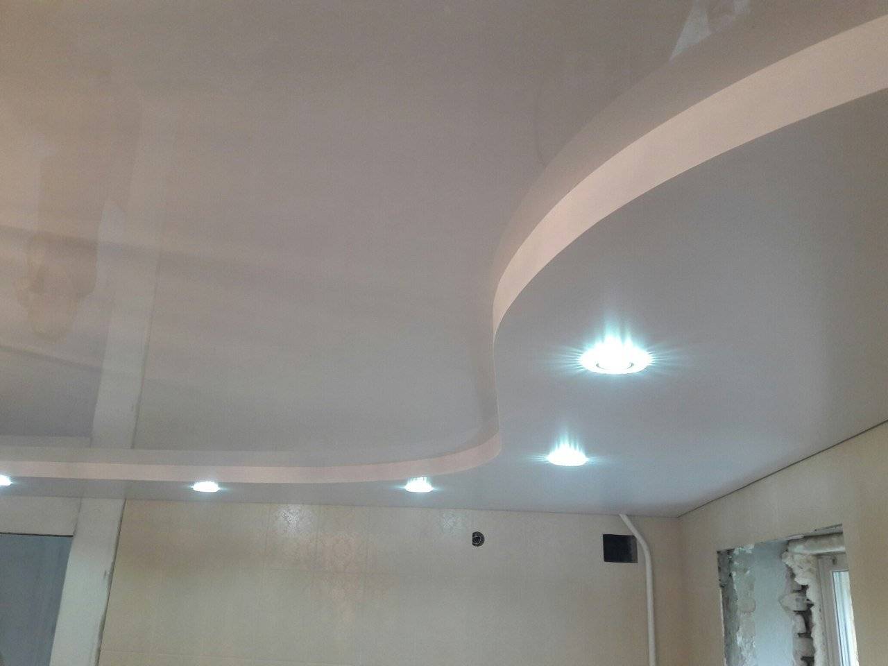 Двухуровневый потолок на кухне: способы подсветки, цвета и дизайн