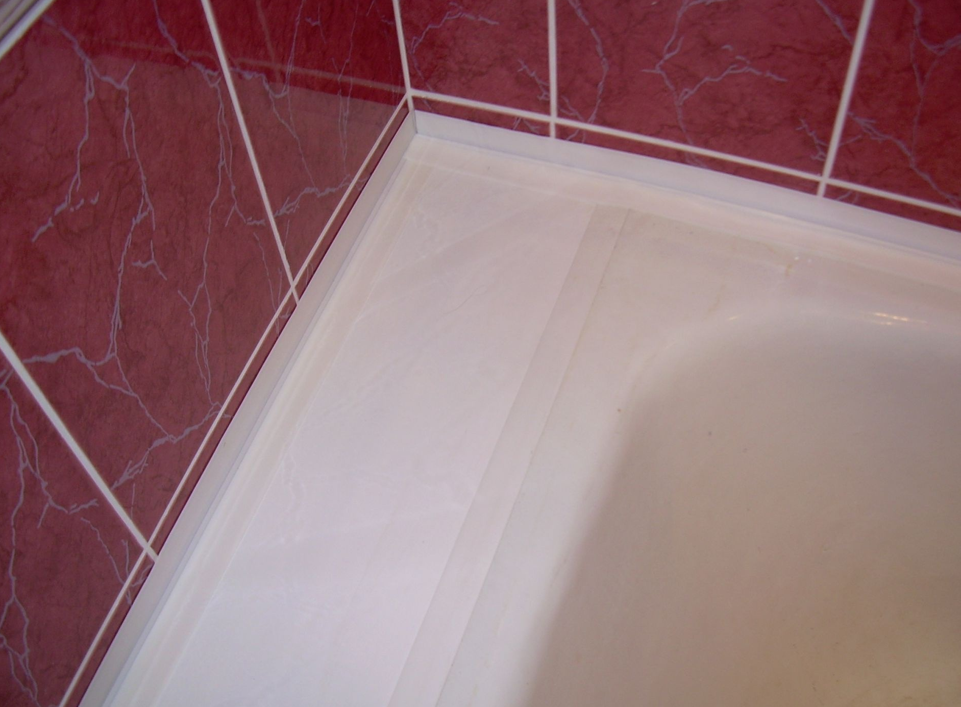 Чем заделать щель между ванной и стеной: 9 простых способов