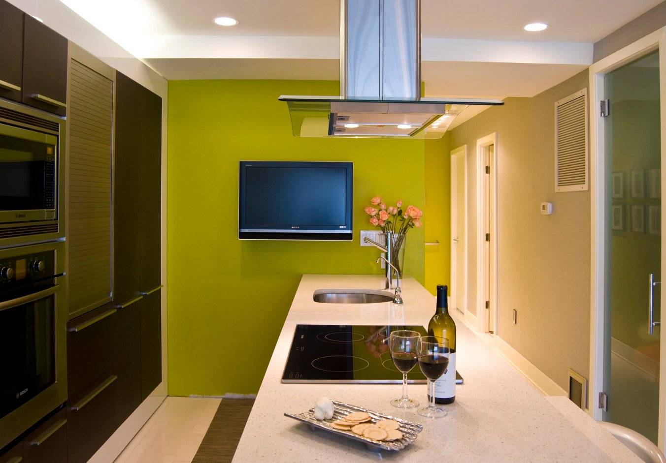 Дизайн покраски кухни. Фисташковые стены на кухне. Покрасить стены на кухне. Интерьер покраски кухни. Интерьер кухни покраска стен.