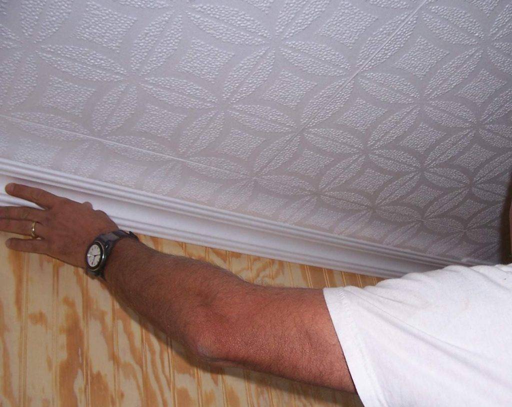 Бесшовная потолочная плитка: как правильно клеить панели без швов