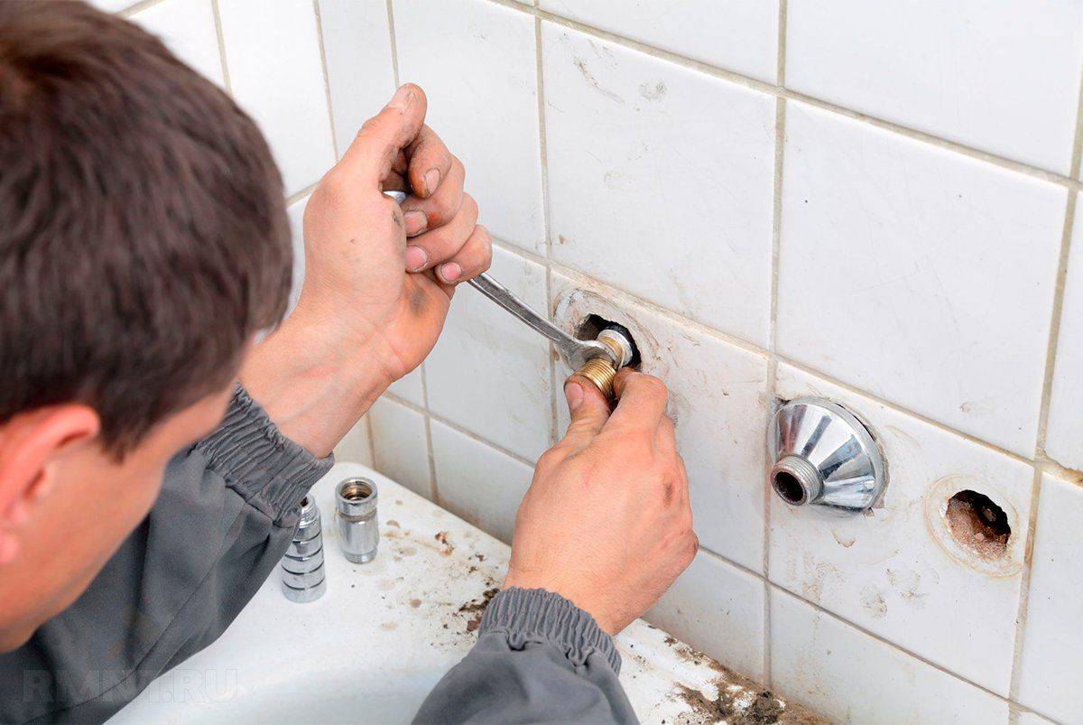 Как поменять смеситель в ванной своими руками: инструкция по замене крана