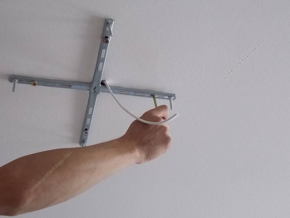 Как закрепить люстру на потолке из гипсокартона