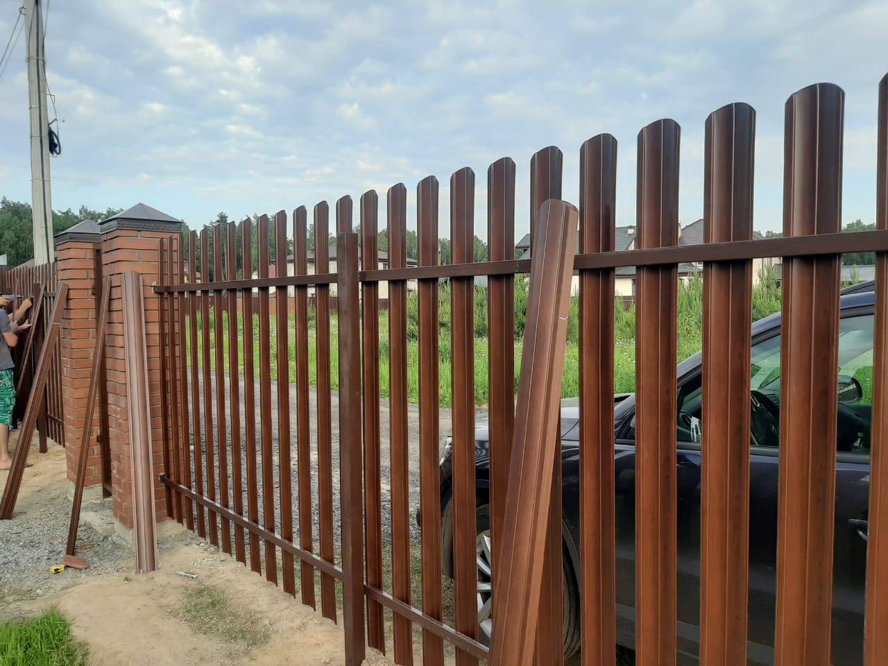 Забор из евроштакетника своими руками: установка, монтаж, фото, видео и пошаговая инструкция