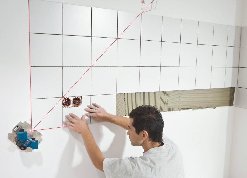Как класть плитку на стену: технология подготовки и укладки
