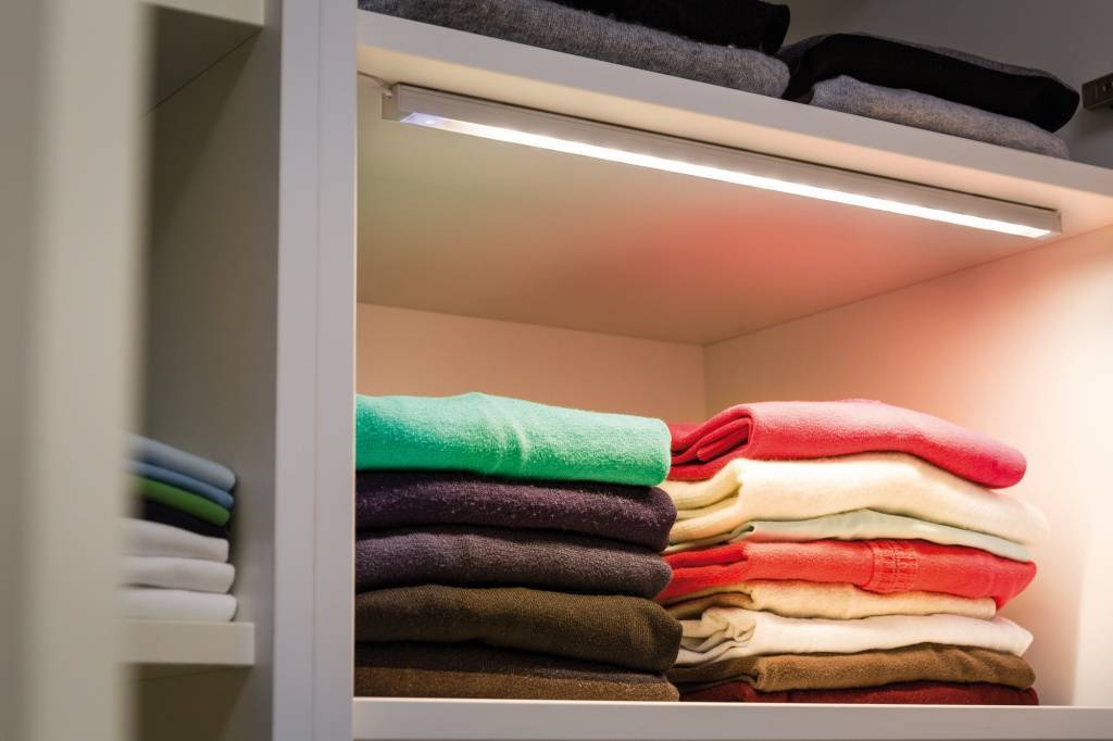 Освещение в гардеробной: правила размещения и выбор светильников, советы