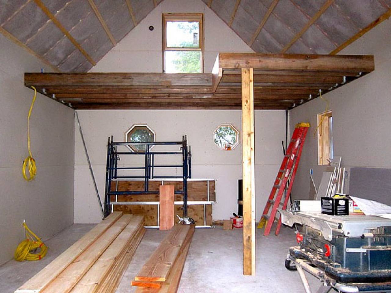 Двухэтажный гараж – на что необходимо обратить внимание при строительстве