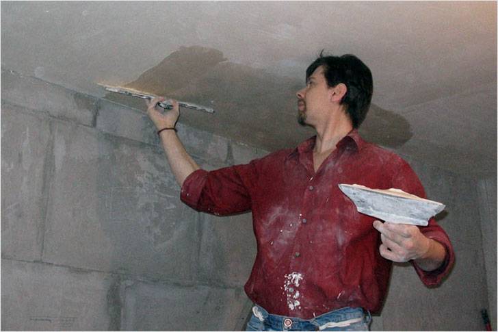Как выравнивать потолок шпатлевкой