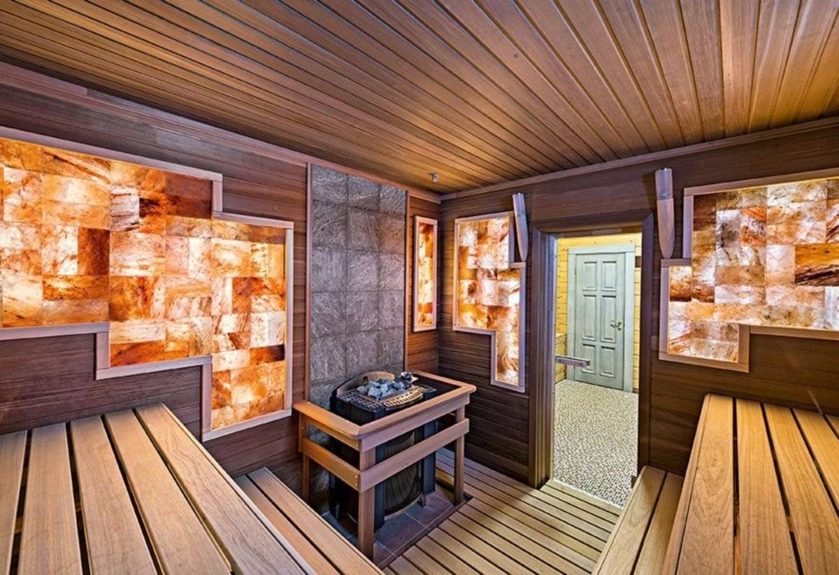 Интерьер бани из клееного бруса с комнатой
