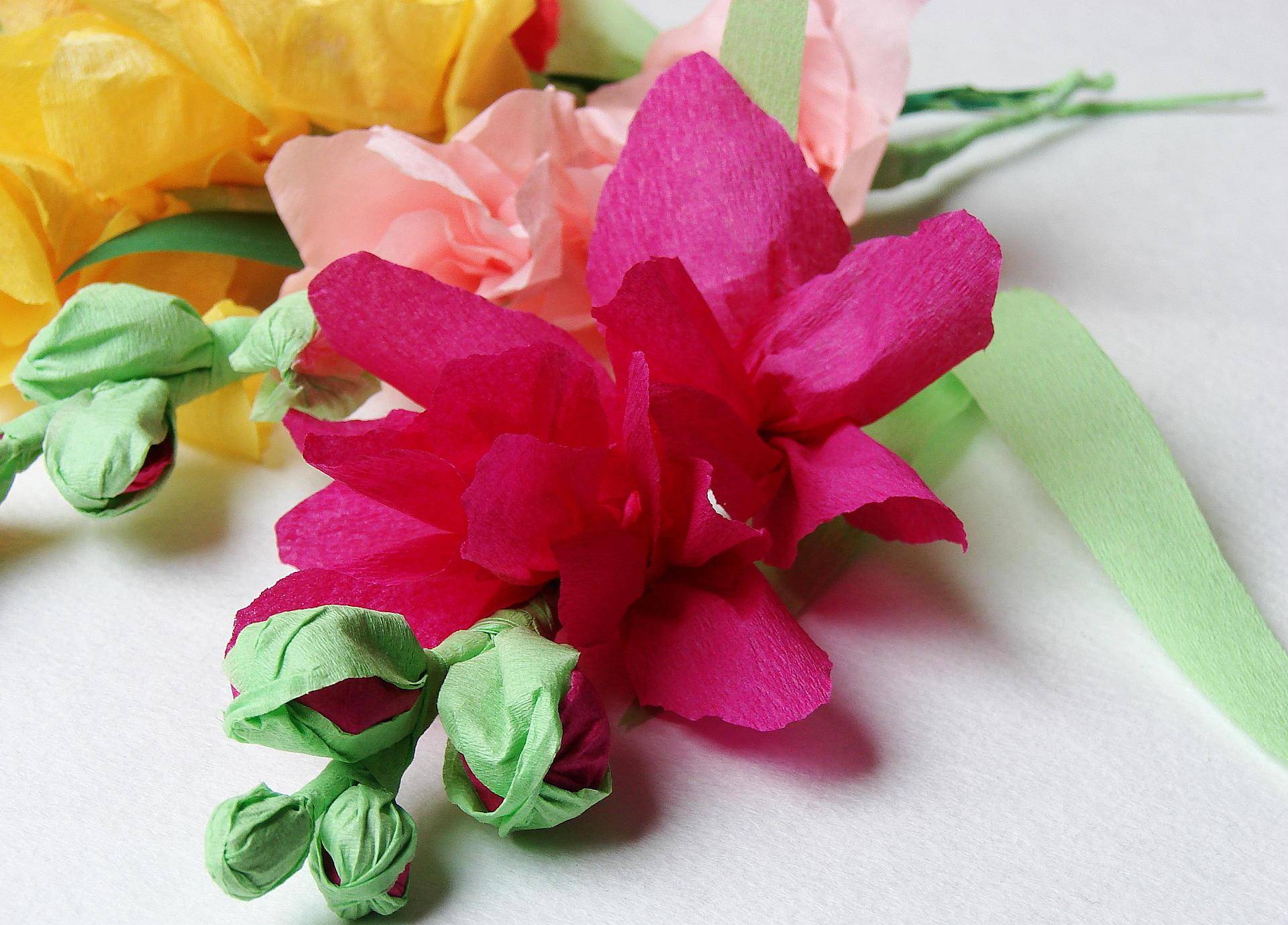 Большие цветы из гофрированной бумаги своими руками: мастер-классы, полезные рекомендации - handskill.ru