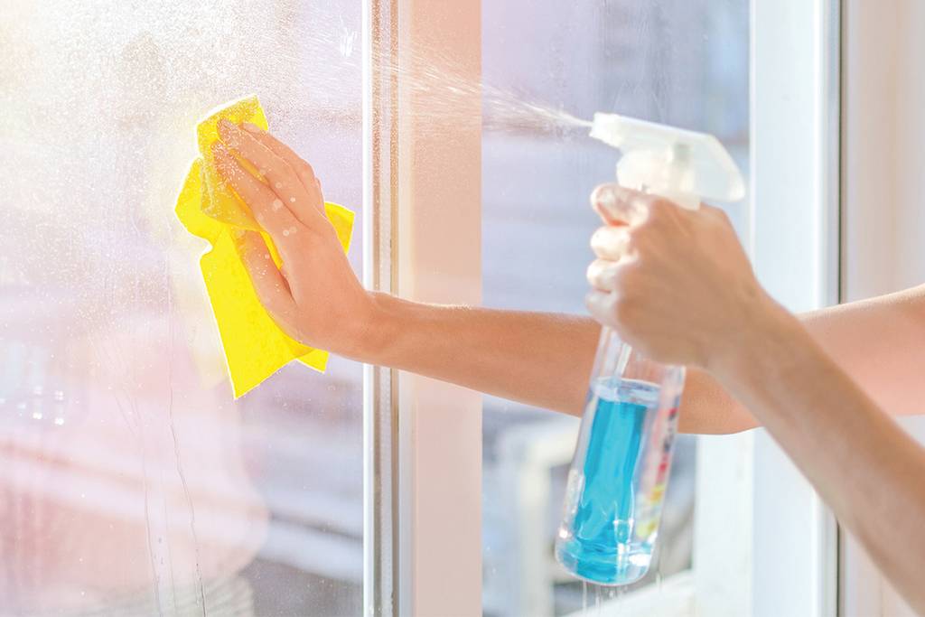 Чем помыть окна без разводов в домашних условиях: топ-10 народных средств и лайфхаки как вымыть окна после зимы