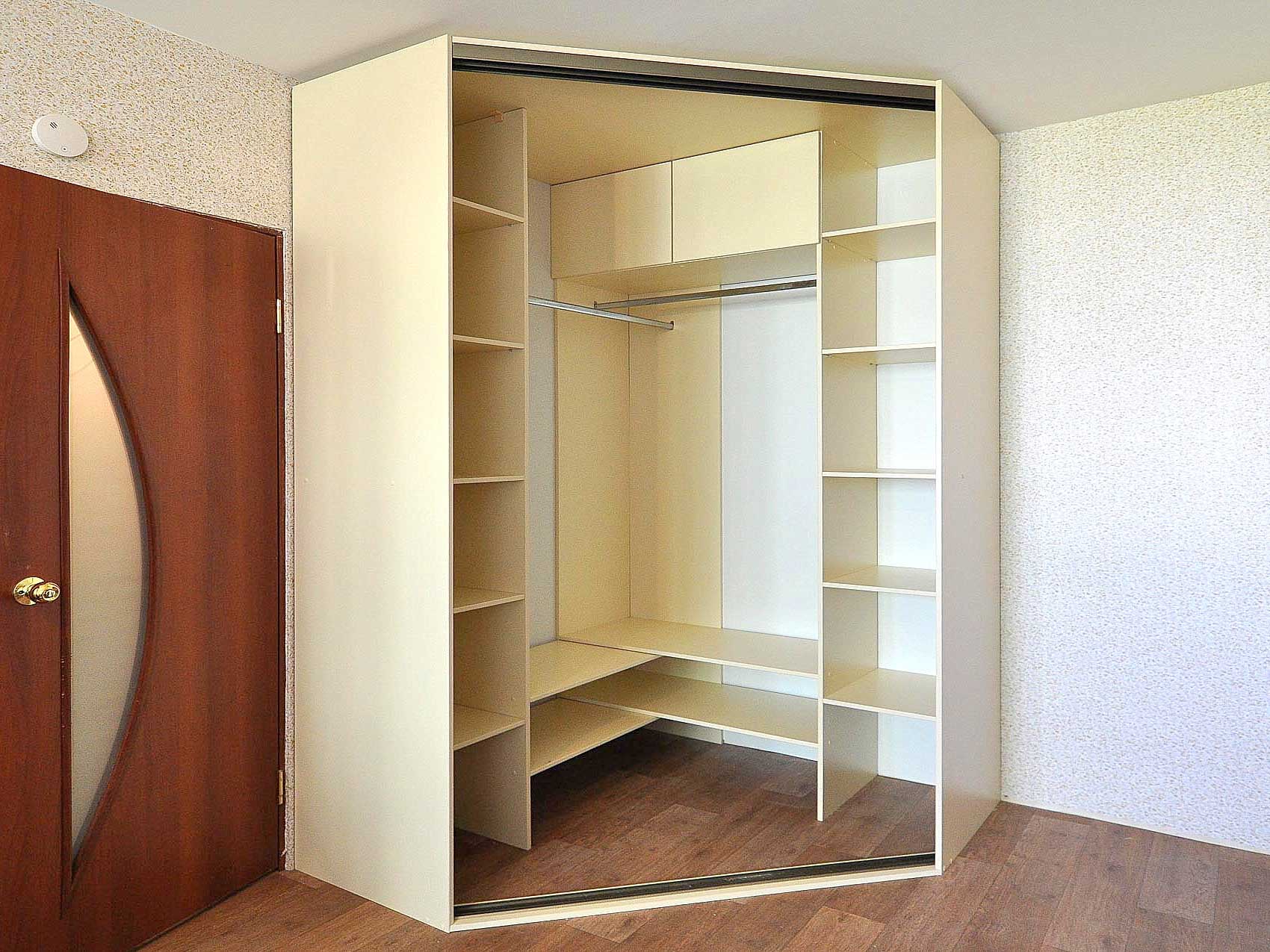 Угловая гардеробная — лучший вариант мебели для небольшой квартиры