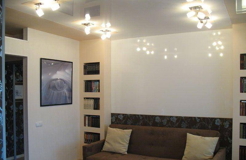 Натяжной потолок в зале в хрущевке - 24 реальных фото
