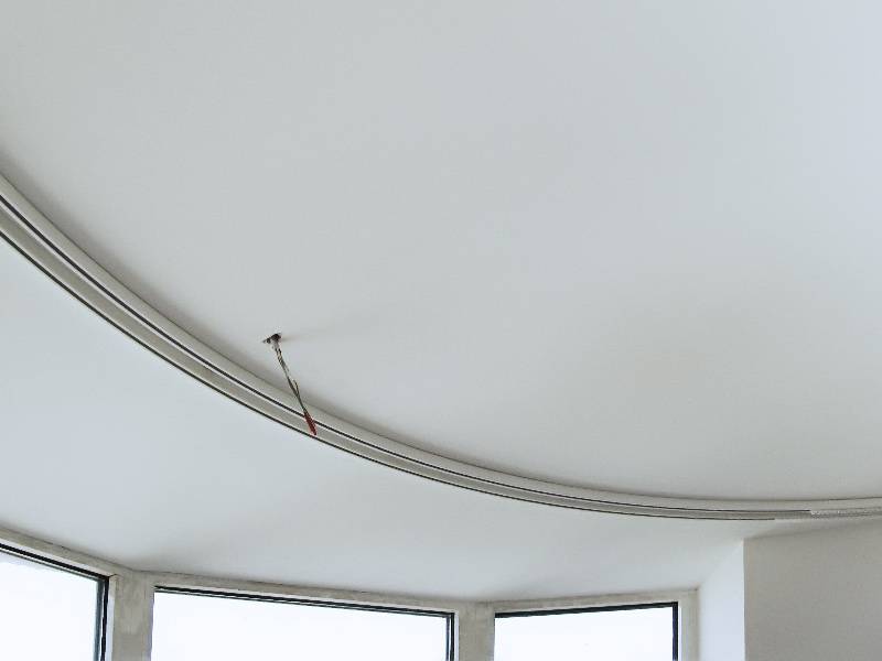 Настенные и потолочные гибкие карнизы для штор (11 фото)