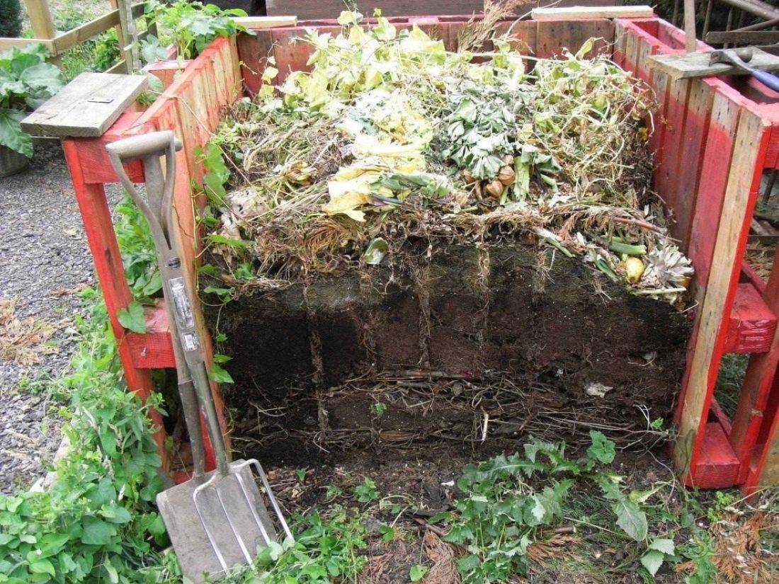 Как сделать компостную яму на даче своими руками: 4 различных подхода к получению полезного удобрения из органических отходов, засоряющих участок, которые легко реализовать любому огороднику
