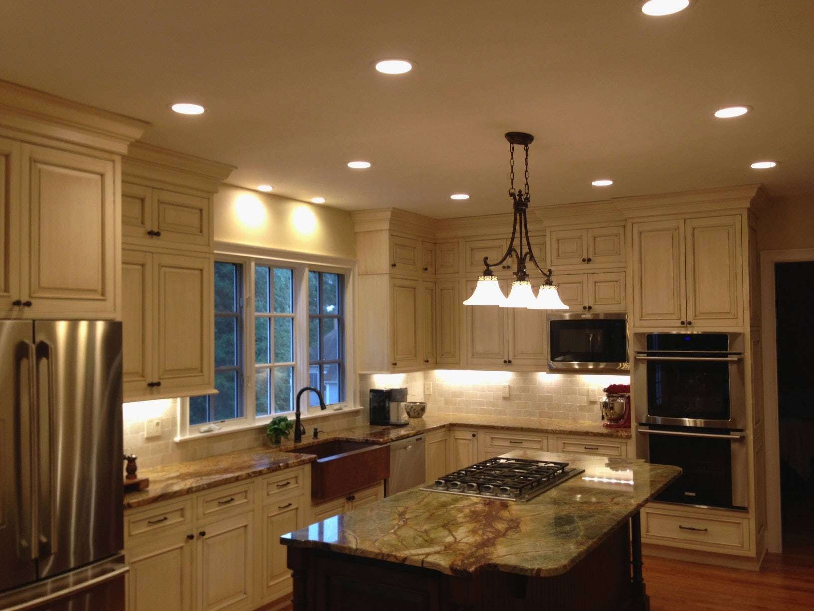 Примеры освещения на кухне с натяжным потолком