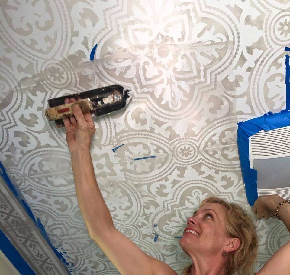 Можно ли покрасить водоэмульсионной краской потолочную плитку и как это правильно сделать | в мире краски