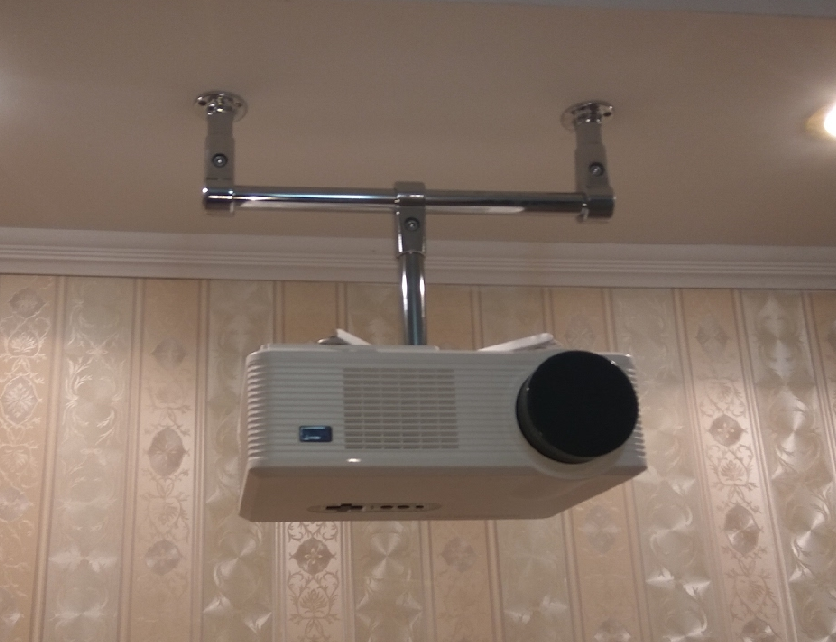 Как правильно установить проектор на потолок: выбор и монтаж кронштейна