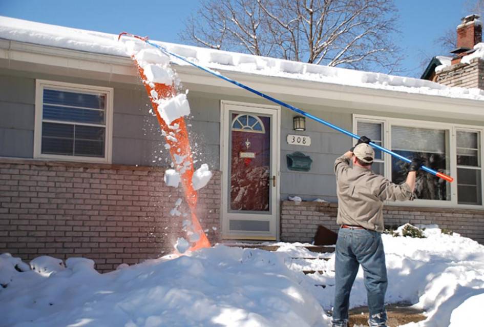 Убрать снег с крыши дома. Приспособление для уборки снега с крыши. Приспособа для уборки снега с крыши. Приспособление для очистки крыши от снега. Скребок для уборки снега с крыши.