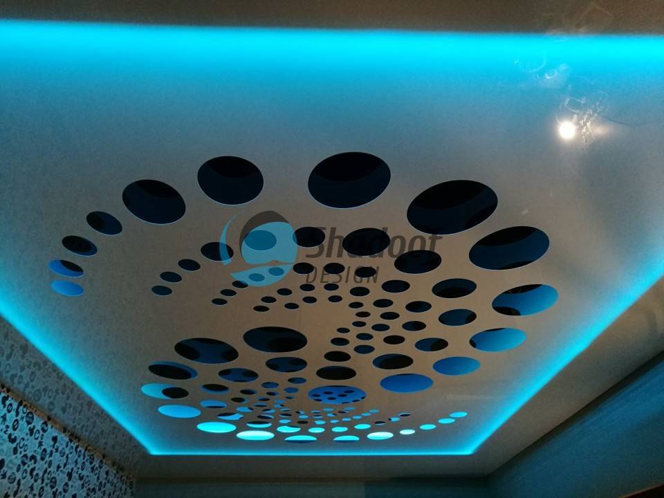 Перфорированные натяжные потолки, фото, с подсветкой в зале
