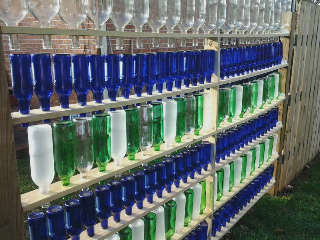 Забор из пластиковых бутылок.  | страна мастеров