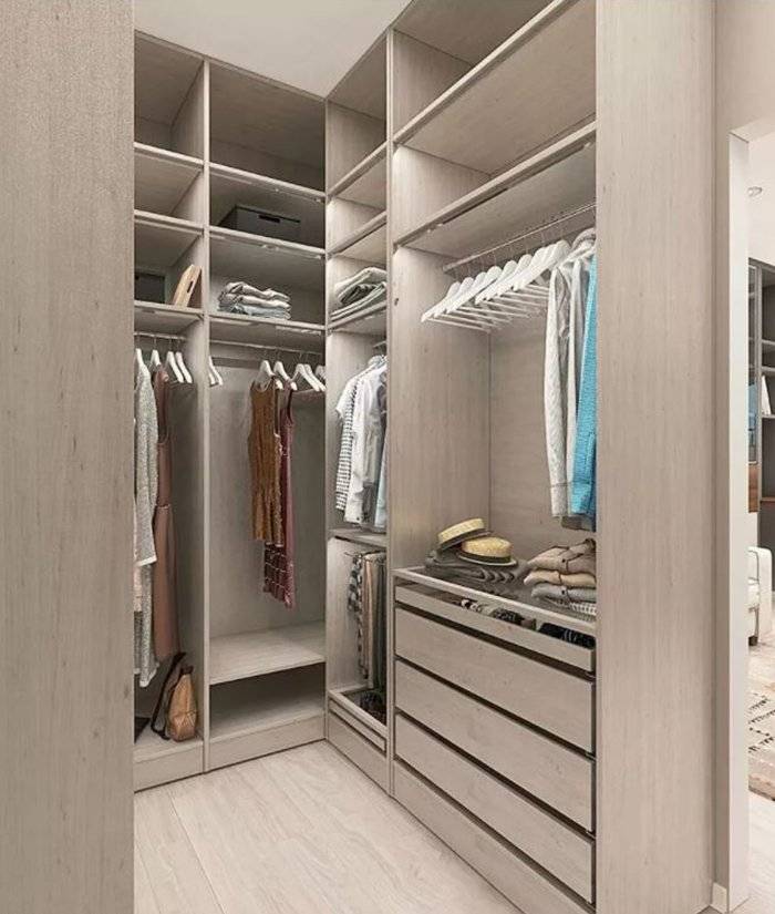 Маленькая гардеробная комната: дизайн-проекты небольшой по размеру, сделанной из кладовки, угловая, в прихожей, планировка, как обустроить
