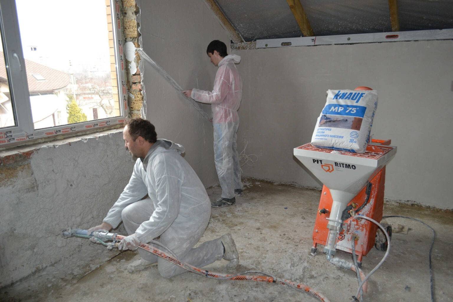 При какой температуре можно штукатурить стены внутри дома без отопления гипсовой штукатуркой, цементно песчаным раствором и на улице