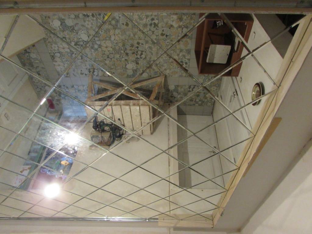 Зеркальный потолок: как сделать монтаж, зеркальная самоклеящаяся пленка и ее преимущества, как выбрать дизайн для кухни, комнаты и спальни, установка