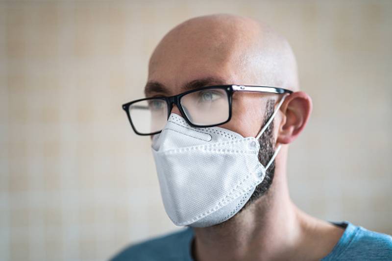 Как носить маску, чтобы очки не запотевали: тестируем пять лайфхаков