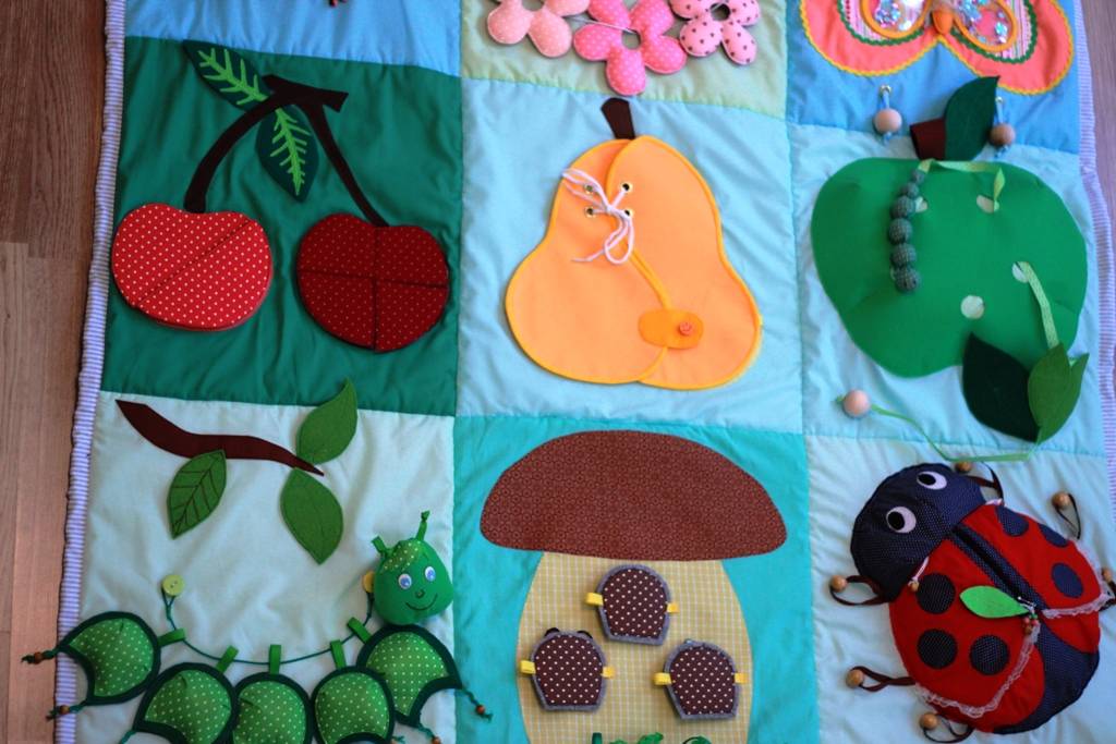 Чем занять непоседу: развивающий коврик для детей своими руками