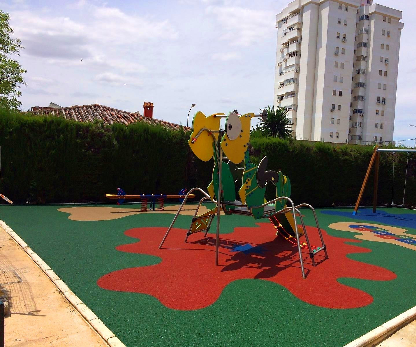 Резиновое покрытие для детских площадок: безопасная игровая зона