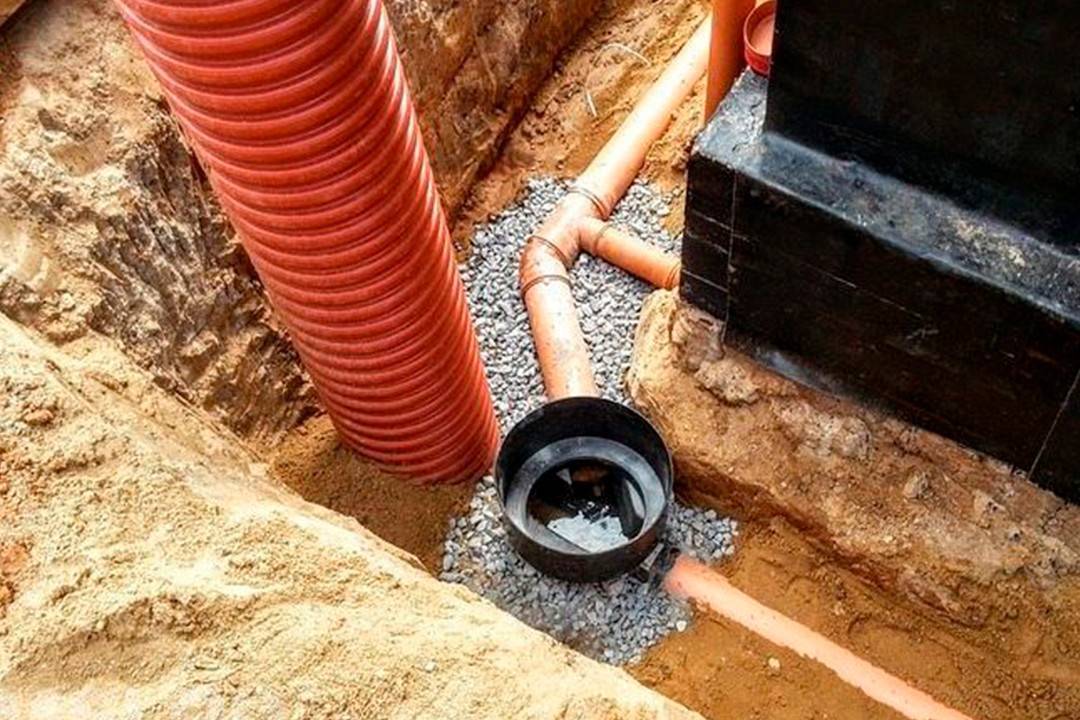 Укладка дренажной трубы, устройство дренажного колодца