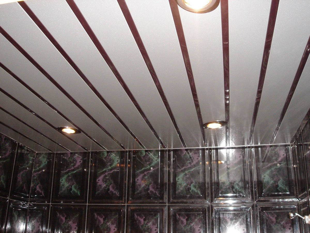 Потолок пвх в комнате. Потолок реечный Cesal c02 металлик серебристый. Потолок из панелей ПВХ. Пластиковый потолок в ванную. Пластиковые панели для потолка.