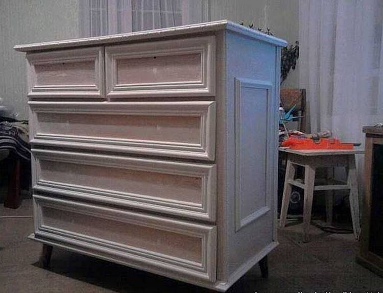 Как самостоятельно обновить мебель из дерева?
