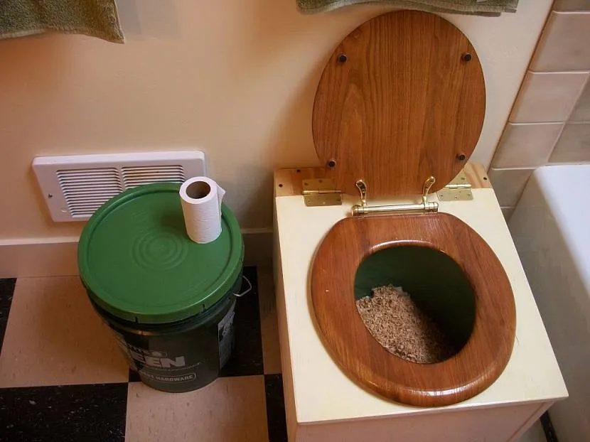 Как избавиться от фекальных масс в дачном туалете народными средствами