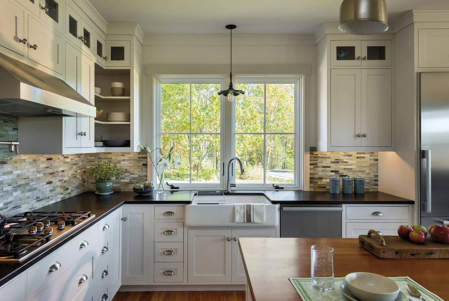 Дизайн кухни с окном: красивые решения и реальные фото применения идей дизайна