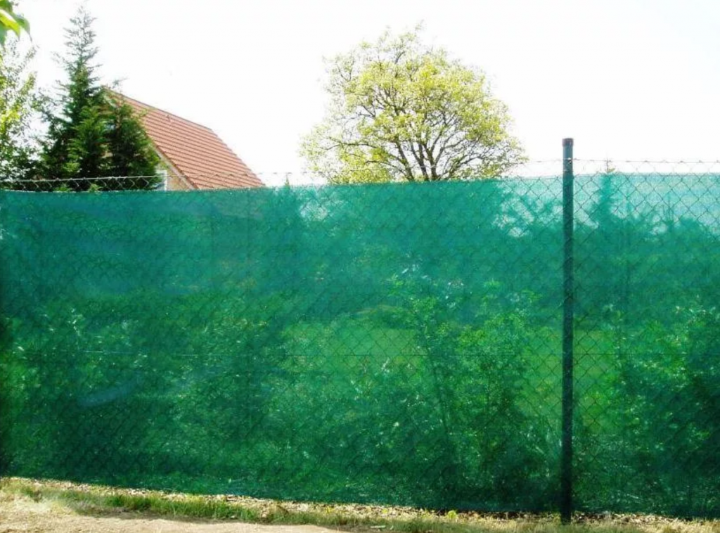 Забор из фасадной сетки: для дачи, спортивных площадок и других территорий, фото бюджетных конструкций из строительных материалов, сделать своими руками, видео