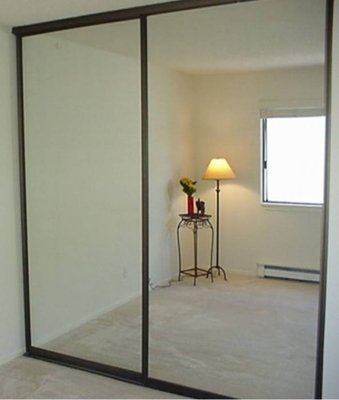 Дверь-зеркало в гардеробную: зеркальные складные конструкции
