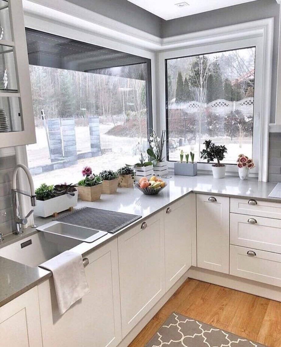 Кухня с окном: фото примеры оформление окна на кухне