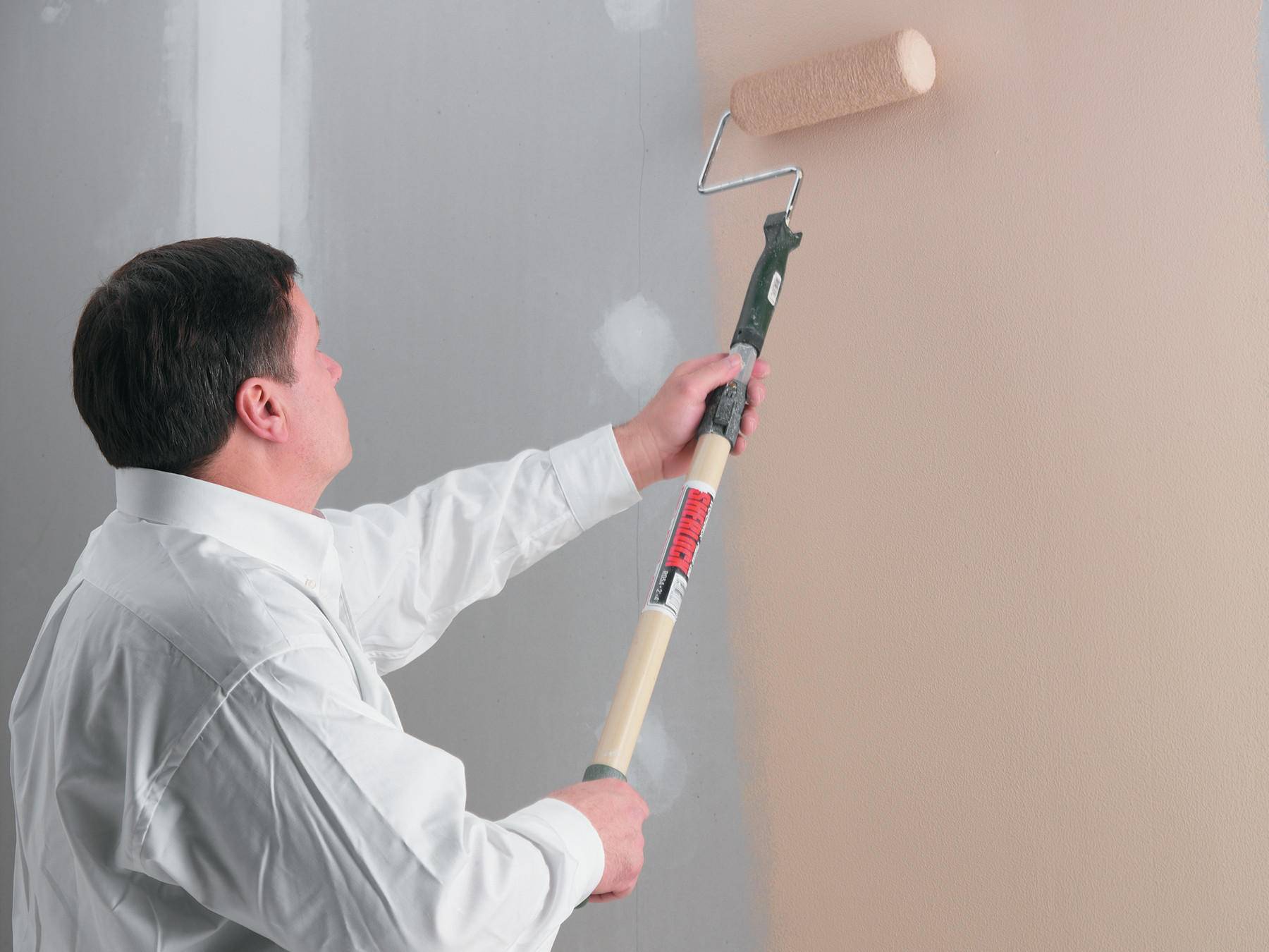 Технология окраски водоэмульсионкой: как подготовить под покраску стену, как правильно красить без разводов и какие краски лучше по рейтингу популярности